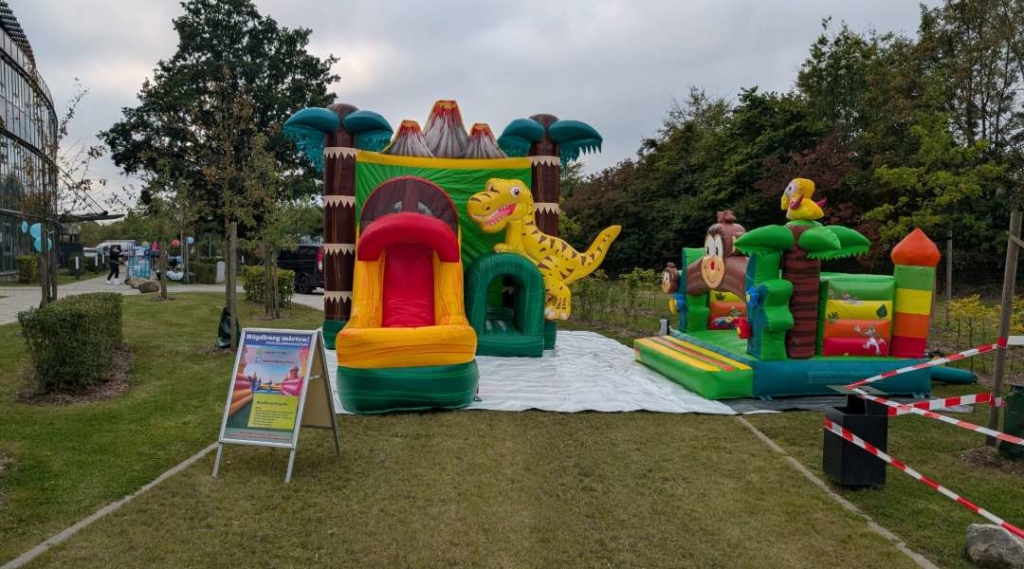 Aufbau von Hüpfburgen durch Eventfactory24